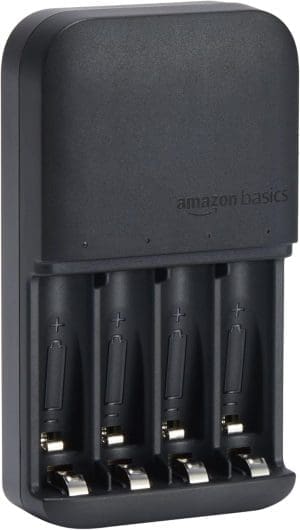 Amazon Basics Batterieladegerät für AA- und AAA-NiMh-Akkus, EU-Stecker, Für 4 Batterien, Schwarz