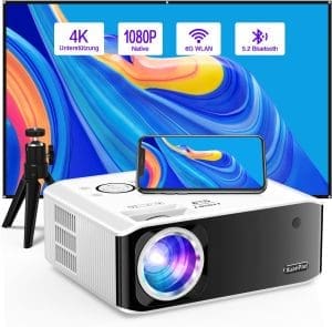 (Elektrischer Trapezkorrektur 6D/4P) Beamer, XuanPad 2024 Verbesserter Nativer 1080P 6G WiFi Bluetooth Beamer 4K unterstützt, 25000L Projektor mit Stativ für iOS/Andriod/TV Stick