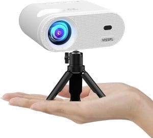 Mini Beamer mit Stativ, VISSPL 18000 Lux Beamer Klein unterstützt Full HD 1080P, 50% Zoom, ±15° Trapezkorrektur, Handlicher Beamer Kompatibel mit HDMI, USB, AV, iOS, Android, PC, TV-Stick